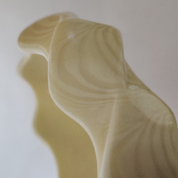 Vintage MOD Faux Ivory Lucite Bracelet - Picture 3 of 10